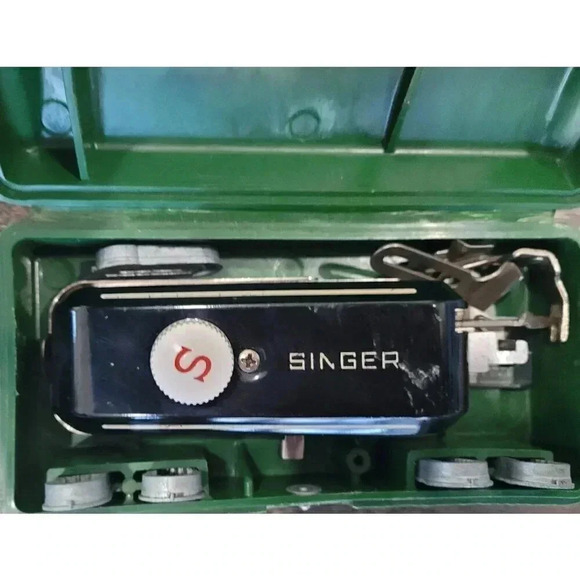 Vintage Singer Buttonholer‎ machine #2 - Picture 2 of 4